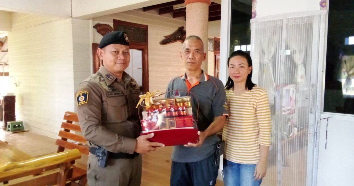 วันที่27ธันวาคม พ.ศ.2566 พ.ต.ท.บัณฑิต เหล่าสุทธิวงษ์ สวญ.สภ.หนองบอน ได้เข้าเยี่ยมผู้ใต้บังคับบัญชาที่ป่วย