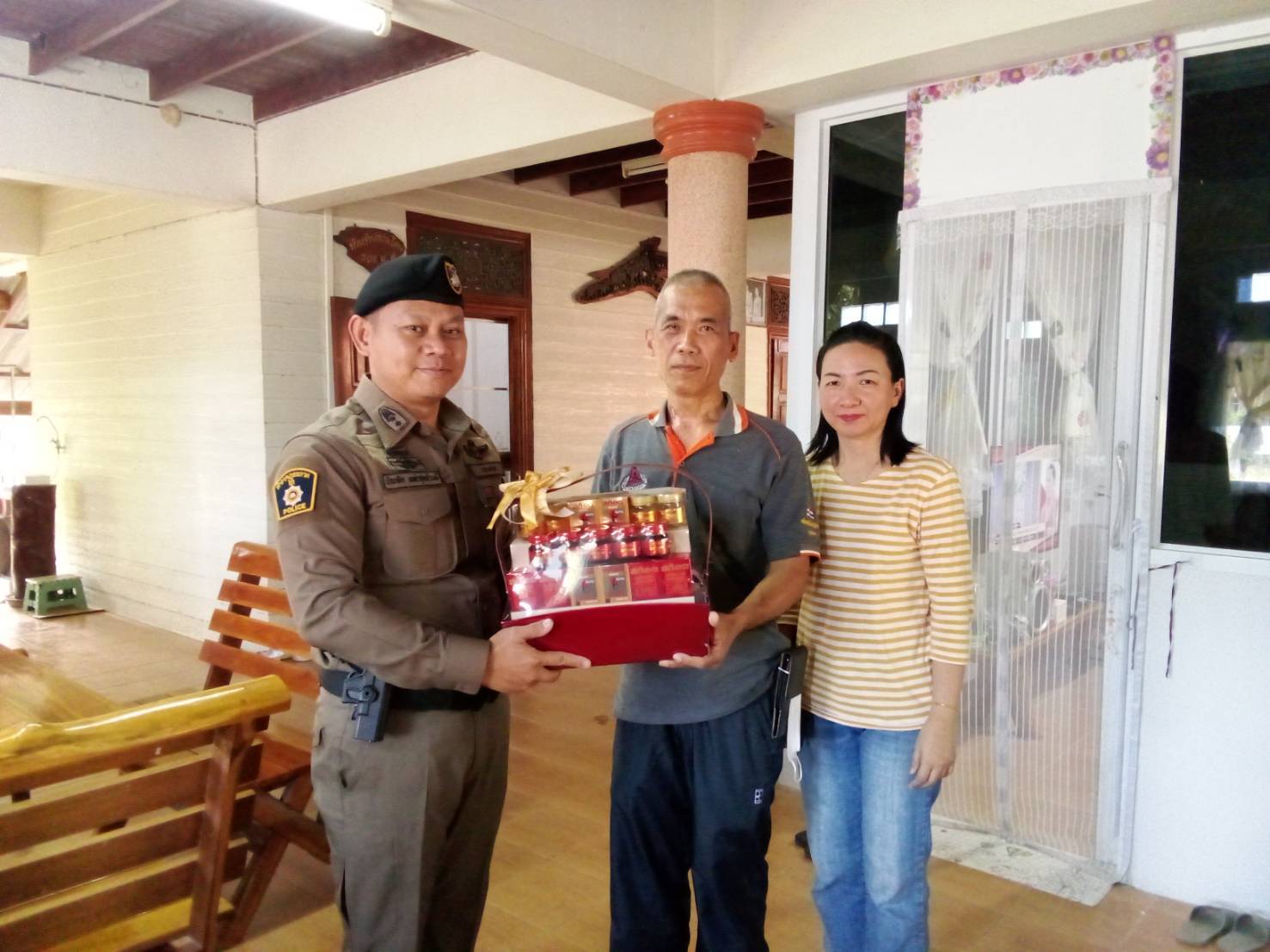 วันที่27ธันวาคม พ.ศ.2566 พ.ต.ท.บัณฑิต เหล่าสุทธิวงษ์ สวญ.สภ.หนองบอน ได้เข้าเยี่ยมผู้ใต้บังคับบัญชาที่ป่วย